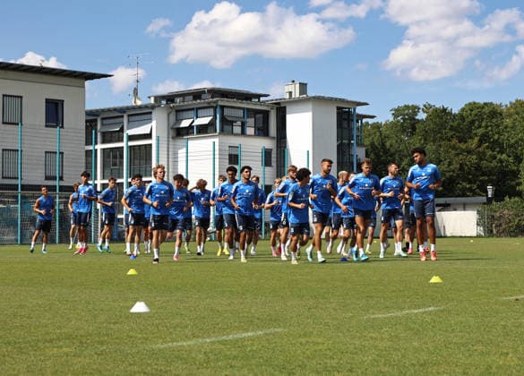 Fussball, Herren, Regionalliga Bayern, Saison 2026 2027, TSV 1860 München, Training Die Mannschaft des TSV 1860 München zusammen beim Laufen, Aufwärmen *** Soccer, Men s, Bavarian Regional League, 2026–2027 Season, TSV 1860 Munich, Practice: The TSV 1860 Munich team running and warming up together