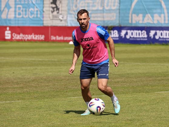 Fussball, Herren, Regionalliga Bayern, Saison 2026 2027, TSV 1860 München, Training Felix Weber (TSV 1860 München) mit Ball und Leibchen an *** Soccer, Men s, Bavarian Regional League, 2026–2027 Season, TSV 1860 Munich, Felix Weber in training with TSV 1860 Munich, wearing a ball and a training jersey