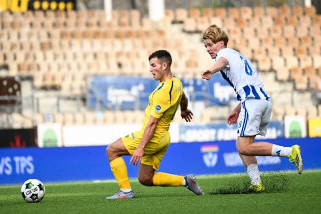 LKS 20260723 Dylan Boyle of Coleraine (L) and Pyry Mentu of HJK fight for the ball during UEFA Conference League match HJK - Coleraine in Helsinki, Finland on July 23, 2026. - MIKKO STIG Helsinki Finland sIkOP8q4EMw  Copyright: xMikkoxStigx sIkOP8q4EMw