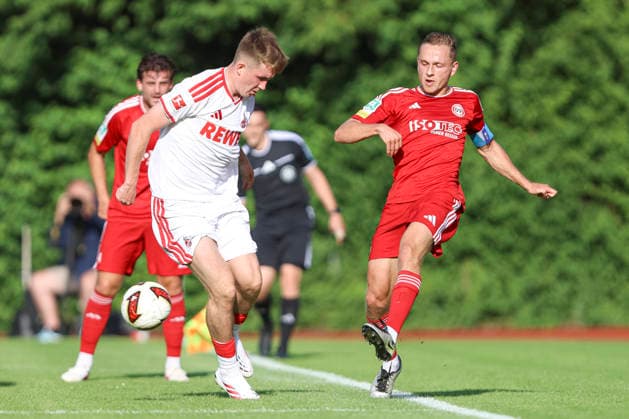 Isak Johannesson (1. FC Köln) und Jonas Rücker (SV Bergisch Gladbach 09) im Zweikampf waehrend des Testspiels zwischen 1. FC Köln und SV Bergisch Gladbach 09, Belkaw Arena am 23. July 2026 in Bergisch Gladbach, Deutschland. (Foto von Oliver Kaelke DeFodi Images) +++ Isak Johannesson (1. FC Köln) und Jonas Rücker (SV Bergisch Gladbach 09) battle for the ball during the friendly match between 1. FC Köln and SV Bergisch Gladbach 09 at Belkaw Arena on July 23, 2026 in Bergisch Gladbach, Germany. (Photo by Oliver Kaelke DeFodi Images) (Photo by Oliver Kaelke DeFodi Images) - *** Isak Johannesson of 1 FC Köln and Jonas Rücker of SV Bergisch Gladbach 09 battle for the ball during the friendly match between 1 FC Köln and SV Bergisch Gladbach 09 at Belkaw Arena on July 23, 2026, in Bergisch Gladbach, Germany. Photo by Oliver Kaelke, DeFodi Images. Isak Johannesson of 1 FC Köln and Jonas Rücker of SV Bergisch Gladbach 09 battle for the ball during the friendly match between 1 FC Köln and SV Bergisch Gladbach 09 at Belkaw Arena on July 23, 2026 in Bergisch Gladbach, Germany Photo by Oliver Kaelke DeFodi Images Photo by Oliver Kaelke DeFodi Images