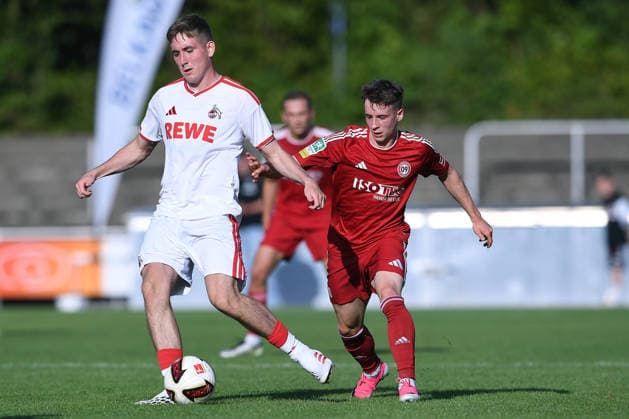 Fußball Testspiel SV Bergisch Gladbach 09 - 1. FC Köln am 23.07.2026 in der Belkaw-Arena in Bergisch Gladbach Isak Johannesson ( Köln ), vorne - Tristan Arndt ( Bergisch Gladbach ), hinten *** Soccer Friendly Match: SV Bergisch Gladbach 09 vs. 1. FC Köln on July 23, 2026, at the Belkaw Arena in Bergisch Gladbach. Isak Johannesson (Köln) in the foreground; Tristan Arndt (Bergisch Gladbach) in the background xRx