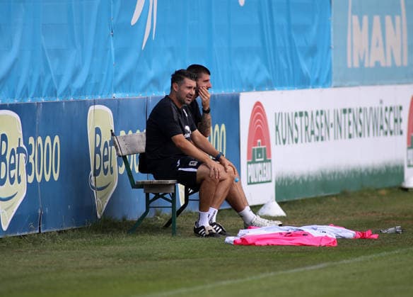 Fussball, Herren, Regionalliga Bayern, Saison 2026 2027, TSV 1860 München, Training Alper Kayabunar, Trainer (TSV 1860 München) beobachtet sitzend das Training *** Soccer, Men s, Bavarian Regional League, 2026–2027 Season, TSV 1860 Munich, Training: Alper Kayabunar, TSV 1860 Munich coach, watches the training session while seated