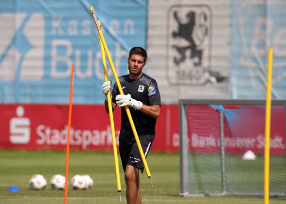 Fussball, Herren, Regionalliga Bayern, Saison 2026 2027, TSV 1860 München, Training Marc Lamberger, Torwart Trainer (TSV 1860 München) trägt zwei Stangen über den Platz *** Soccer, Men s, Bavarian Regional League, 2026–2027 Season, TSV 1860 Munich, Training: Marc Lamberger, goalkeeper coach for TSV 1860 Munich, carries two goalposts across the field
