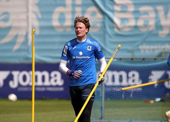 Fussball, Herren, Regionalliga Bayern, Saison 2026 2027, TSV 1860 München, Training Paul Bachmann (TSV 1860 München) mit einer Stange in der Hand *** Soccer, Men s, Bavarian Regional League, 2026–2027 Season, TSV 1860 Munich, Training: Paul Bachmann of TSV 1860 Munich holding a pole