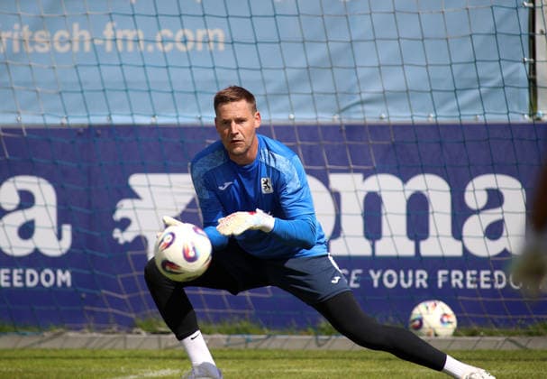 Fussball, Herren, Regionalliga Bayern, Saison 2026 2027, TSV 1860 München, Training Vitus Eicher (TSV 1860 München) fängt einen Ball ab, Konzentration *** Soccer, Men s, Bavarian Regional League, 2026–2027 Season, TSV 1860 Munich, Training: Vitus Eicher of TSV 1860 Munich intercepts a ball, concentration