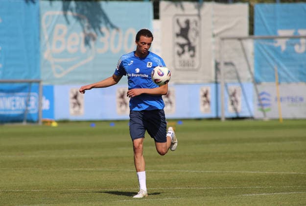 Fussball, Herren, Regionalliga Bayern, Saison 2026 2027, TSV 1860 München, Training Samuel Althaus (TSV 1860 München) spielt mit einem Ball *** Soccer, Men s, Bavarian Regional League, 2026–2027 Season, TSV 1860 Munich, Samuel Althaus Training: TSV 1860 Munich plays with one ball