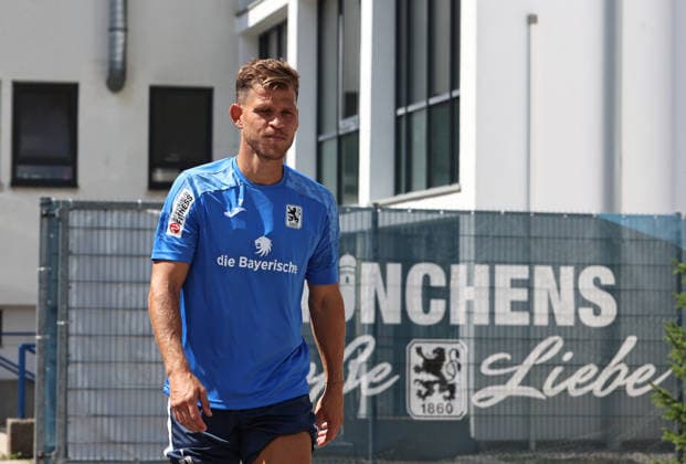 Fussball, Herren, Regionalliga Bayern, Saison 2026 2027, TSV 1860 München, Training Florian Niederlechner (TSV 1860 München) auf dem Weg zum Trainingsplatz *** Soccer, Men s, Bavarian Regional League, 2026–2027 Season, TSV 1860 Munich, Training: Florian Niederlechner of TSV 1860 Munich on his way to the training field