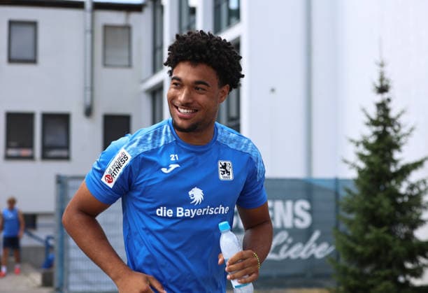 Fussball, Herren, Regionalliga Bayern, Saison 2026 2027, TSV 1860 München, Training Arian Ortivero Calderon (TSV 1860 München) auf dem Weg zum Trainingsplatz, lächelnd *** Soccer, Men s, Bavarian Regional League, 2026–2027 Season, TSV 1860 Munich, Arian Ortivero Calderon of TSV 1860 Munich on his way to the practice field, smiling