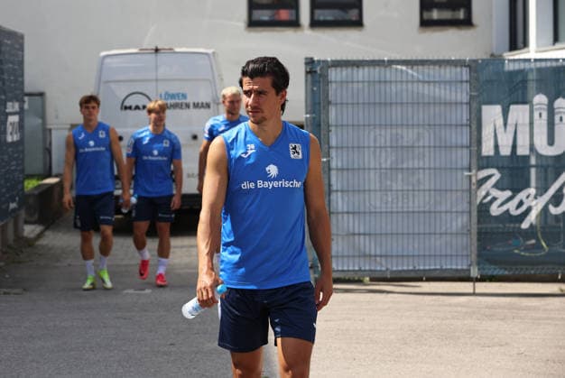 Fussball, Herren, Regionalliga Bayern, Saison 2026 2027, TSV 1860 München, Training Tunay Deniz (TSV 1860 München) auf dem Weg zum Trainingsplatz *** Soccer, Men s, Bavarian Regional League, 2026–2027 Season, TSV 1860 Munich, Training: Tunay Deniz of TSV 1860 Munich on his way to the practice field