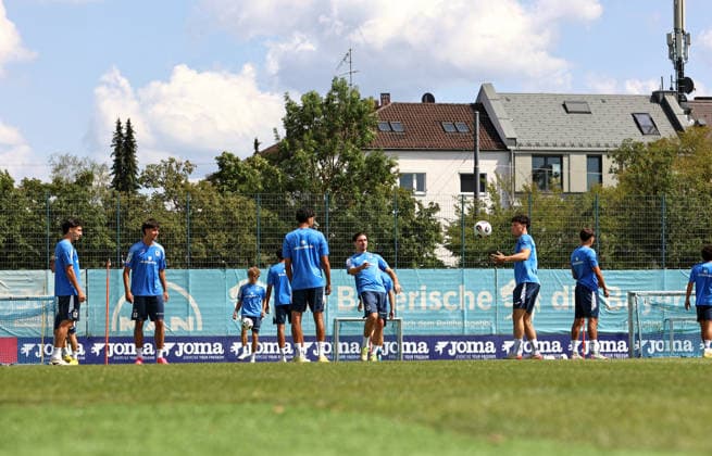 Fussball, Herren, Regionalliga Bayern, Saison 2026 2027, TSV 1860 München, Training Die Mannschaft des TSV 1860 München beim Training auf dem Trainingsplatz *** Soccer, Men s, Bavarian Regional League, 2026–2027 Season, TSV 1860 Munich, Practice: The TSV 1860 Munich team during practice on the training field