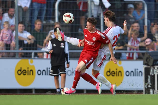 Tristan Arndt (SV Bergisch Gladbach 09) und Jan Thielmann (1. FC Köln) im Zweikampf waehrend des Testspiels zwischen 1. FC Köln und SV Bergisch Gladbach 09, Belkaw Arena am 23. July 2026 in Bergisch Gladbach, Deutschland. (Foto von Oliver Kaelke DeFodi Images) +++ Tristan Arndt (SV Bergisch Gladbach 09) und Jan Thielmann (1. FC Köln) battle for the ball during the friendly match between 1. FC Köln and SV Bergisch Gladbach 09 at Belkaw Arena on July 23, 2026 in Bergisch Gladbach, Germany. (Photo by Oliver Kaelke DeFodi Images) (Photo by Oliver Kaelke DeFodi Images) - *** Tristan Arndt of SV Bergisch Gladbach 09 and Jan Thielmann of 1 FC Köln battle for the ball during the friendly match between 1 FC Köln and SV Bergisch Gladbach 09 at Belkaw Arena on July 23, 2026, in Bergisch Gladbach, Germany Photo by Oliver Kaelke, DeFodi Images Tristan Arndt of SV Bergisch Gladbach 09 and Jan Thielmann of 1 FC Köln battle for the ball during the friendly match between 1 FC Köln and SV Bergisch Gladbach 09 at Belkaw Arena on July 23, 2026 in Bergisch Gladbach, Germany Photo by Oliver Kaelke DeFodi Images Photo by Oliver Kaelke DeFodi Images