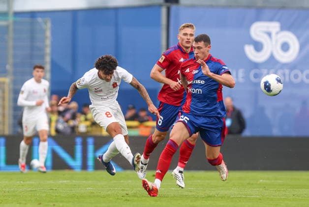 23.07.2025, Czestochowa Liga Konferencji UEFA sezon 2026 27 runda II kwalifikacji, Rakow Czestochowa - Valletta FC - UEFA Conference League football Match season 2026 27 round II qualification Rakow Czestochowa - Valletta FC Nz. Andrea Zammit Oskar Repka Bogdan Racovitan Fot. Michal Chwieduk Arena Akcji NEWSPIX.PL --- newspix.pl 