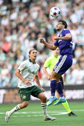 Hammarby IF v RSC Anderlecht - UEFA Europa League STOCKHOLM, SWEDEN - JULY 23 : Llansana Enric midfielder of RSC Anderlecht jumping towards the ball during the UEFA Europa League 2026 27 second qualifying round first leg between Hammarby IF and RSC Anderlecht on July 23, 2026 in Stockholm, Sweden, 23 07 2026 Stockholm Sweden  Copyright: xNicoxVereeckenx