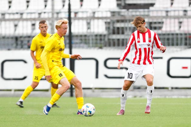 Europaligaen menn, 2. kvalifiseringsrunde 1. kamp 2026: Tromso - Hradec KralovÃ Tromso 20260723. Hradec KralovÃ s Tom Sloncik (t.v) i duell med Tromsos Troy Nyhammer under kampen i Europaligaen i fotball mellom Tromso og Hradec KralovÃ pa Romssa Arena. Foto: Rune Stoltz Bertinussen NTB Tromso Norge EDITORIAL USE ONLY. RESTRICTED USE FOR BETTING COMPANIES Ref:_SPOTc4GfMRA9a0.jpg *** Men s Europa League, 2nd Qualifying Round, Match 1, 2026, Tromsø vs. Hradec Králové, Tromsø, July 23, 2026. Hradec Králové’s Tom Sloncik (left) in a duel with Tromsø’s Troy Nyhammer during the Europa League soccer match between TTromsø and Hradec Králové at Romssa Arena. Photo: Rune Stoltz Bertinussen, NTB, Tromsø, Norway. EDITORIAL USE ONLY. RESTRICTED USE FOR BETTING COMPANIES  Copyright: xRunexStoltzxBertinussenx xNTBx