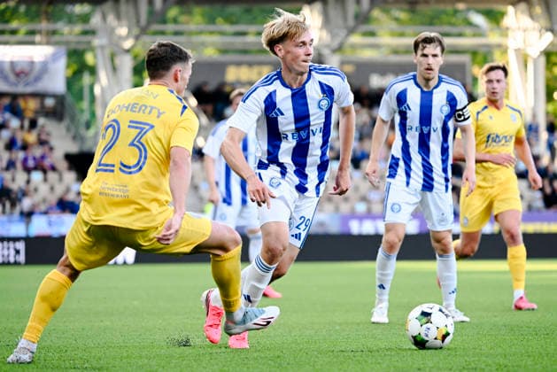 LKS 20260723 Ben Doherty (L) of Coleraine and Santeri Haarala of HJK (C) during UEFA Conference League match HJK - Coleraine in Helsinki, Finland on July 23, 2026. - MIKKO STIG Helsinki Finland MoSleig7bpY  Copyright: xMikkoxStigx MoSleig7bpY