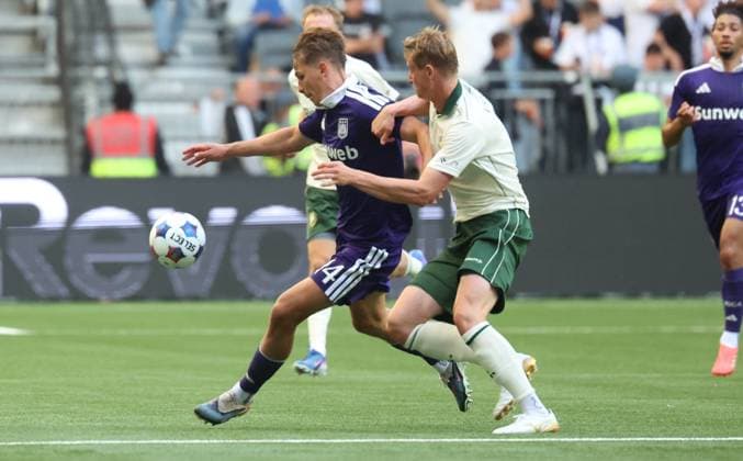 Anderlecht s Danylo Sikan and Hammarby s Frederik Winther fight for the ball during a soccer game between Swedish Hammarby IF and Belgian RSC Anderlecht, Thursday 23 July 2026 in Stockholm, Sweden, the first leg of the second qualifying round for the UEFA Europa League. VIRGINIExLEFOUR  x181864454x