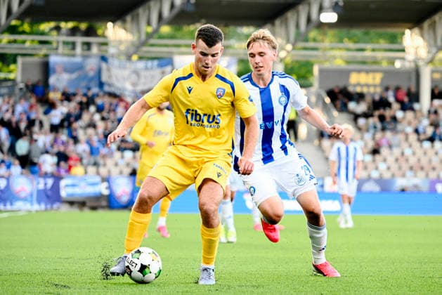 LKS 20260723 Dylan Boyle of Coleraine (L) and Santeri Haarala of HJK during UEFA Conference League match HJK - Coleraine in Helsinki, Finland on July 23, 2026. - MIKKO STIG Helsinki Finland BjaS5lvtqaI  Copyright: xMikkoxStigx BjaS5lvtqaI