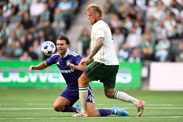 Hammarby IF v RSC Anderlecht - UEFA Europa League STOCKHOLM, SWEDEN - JULY 23 : Llansana Enric midfielder of RSC Anderlecht is fighting for the ball with Eriksson Victor defender of Hammarby IF during the UEFA Europa League 2026 27 second qualifying round first leg between Hammarby IF and RSC Anderlecht on July 23, 2026 in Stockholm, Sweden, 23 07 2026 Stockholm Sweden  Copyright: xNicoxVereeckenx