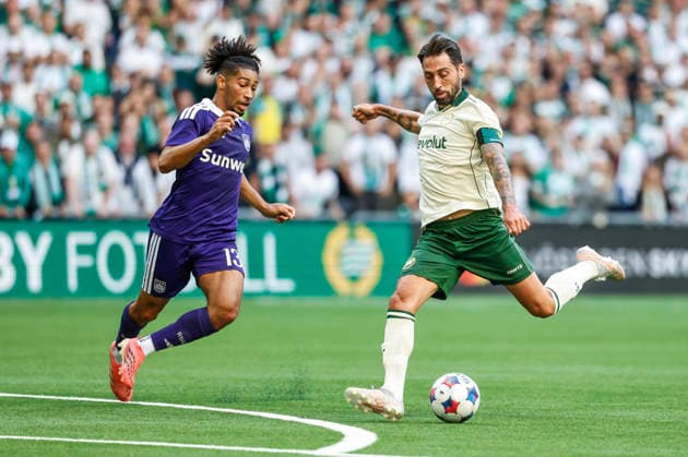STOCKHOLM, SVERIGE 20260723 Hammarbys Nahir Besara (th) testar ett skott framför Anderlechts Nathan Saliba under onsdagens kval till Europa League, andra omgangen första matchen, mellan Hammarby IF och RSC Anderlecht pa 3Arena. STOCKHOLM SVERIGE x60160x *** STOCKHOLM, SWEDEN 20260723 Hammarby s Nahir Besara attempts a shot in front of Anderlecht s Nathan Saliba during Wednesday s Europa League qualifier, the second half of the first leg between Hammarby IF and RSC Anderlecht at 3Arena in Stockholm, Sweden x60160x  Copyright: xStefanxJerrevang TTx EUROPA LEAGUE HAMMARBY-ANDERLECHT