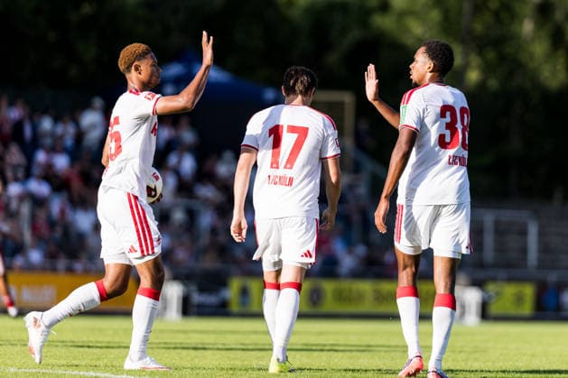 BERGISCH GLADBACH, GERMANY - JULY 23: Youssoupha Niang (1. FC Koeln, 38) celebratres scoring the 0:3 goal with his teammates during the second friendly game of season 2026 27 between SV Bergisch Gladbach vs. 1. FC Koeln at BELKAW ARENA on July 23, 2026 in Bergisch Gladbach, Germany. North Rhine Westphalia Germany Copyright: xSteffiexWunderlx