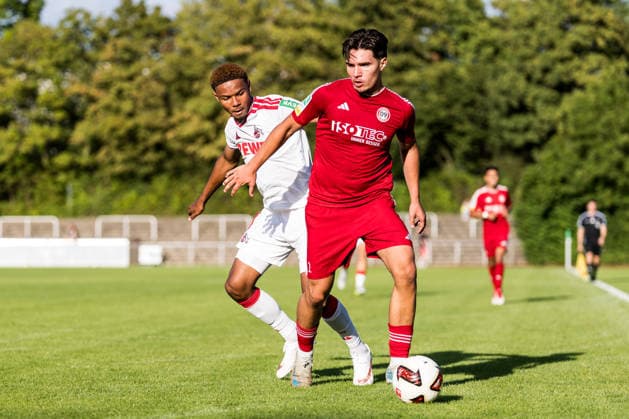 BERGISCH GLADBACH, GERMANY - JULY 23: Elyas Aydin (SV Bergisch Gladbach, 2) controls the ball against Maik Nelson Afri Akumu (1. FC Koeln, 35) during the second friendly game of season 2026 27 between SV Bergisch Gladbach vs. 1. FC Koeln at BELKAW ARENA on July 23, 2026 in Bergisch Gladbach, Germany. North Rhine Westphalia Germany Copyright: xSteffiexWunderlx