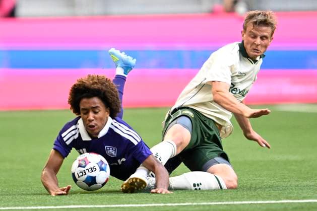 Hammarby IF v RSC Anderlecht - UEFA Europa League STOCKHOLM, SWEDEN - JULY 23 : Nga Kana Joshua midfielder of RSC Anderlecht is fighting for the ball with Winther Frederik defender of Hammarby IF during the UEFA Europa League 2026 27 second qualifying round first leg between Hammarby IF and RSC Anderlecht on July 23, 2026 in Stockholm, Sweden, 23 07 2026 Stockholm Sweden  Copyright: xNicoxVereeckenx