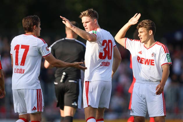 Marius Bülter (1. FC Köln) Torjubel,jubelt mit seiner Mannschaft nach dem Treffer zum 0:5 waehrend des Testspiels zwischen 1. FC Köln und SV Bergisch Gladbach 09, Belkaw Arena am 23. July 2026 in Bergisch Gladbach, Deutschland. (Foto von Oliver Kaelke DeFodi Images) +++ Marius Bülter (1. FC Köln) celebrates after scoring his team s fifth goal with teammates during the friendly match between 1. FC Köln and SV Bergisch Gladbach 09 at Belkaw Arena on July 23, 2026 in Bergisch Gladbach, Germany. (Photo by Oliver Kaelke DeFodi Images) (Photo by Oliver Kaelke DeFodi Images) - *** Marius Bülter of 1 FC Köln celebrates with his teammates after scoring the 0–5 goal during the friendly match between 1 FC Köln and SV Bergisch Gladbach 09 at Belkaw Arena on July 23, 2026, in Bergisch Gladbach, Germany. Photo by Oliver Kaelke, DeFodi Images. Marius Bülter of 1 FC Köln celebrates with his teammates after scoring his team’s fifth goal during the friendly match between 1 FC Köln and SV Bergisch Gladbach 09 at Belkaw Arena on July 23, 2026 in Bergisch Gladbach, Germany Photo by Oliver Kaelke, DeFodi Images Photo by Oliver Kaelke, DeFodi Images