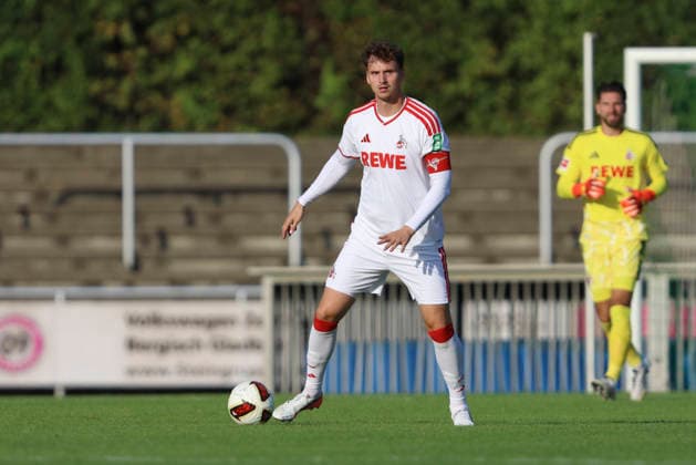 Rav van den Berg (1. FC Köln) in Aktion, am Ball, Einzelaktion waehrend des Testspiels zwischen 1. FC Köln und SV Bergisch Gladbach 09, Belkaw Arena am 23. July 2026 in Bergisch Gladbach, Deutschland. (Foto von Oliver Kaelke DeFodi Images) +++ Rav van den Berg (1. FC Köln) controls the ball during the friendly match between 1. FC Köln and SV Bergisch Gladbach 09 at Belkaw Arena on July 23, 2026 in Bergisch Gladbach, Germany. (Photo by Oliver Kaelke DeFodi Images) (Photo by Oliver Kaelke DeFodi Images) - *** Rav van den Berg of 1 FC Köln in action, on the ball, making a solo run during the friendly match between 1 FC Köln and SV Bergisch Gladbach 09 at Belkaw Arena on July 23, 2026, in Bergisch Gladbach, Germany Photo by Oliver Kaelke DeFodi Images Rav van den Berg of 1 FC Köln controls the ball during the friendly match between 1 FC Köln and SV Bergisch Gladbach 09 at Belkaw Arena on July 23, 2026 in Bergisch Gladbach, Germany Photo by Oliver Kaelke DeFodi Images Photo by Oliver Kaelke DeFodi Images