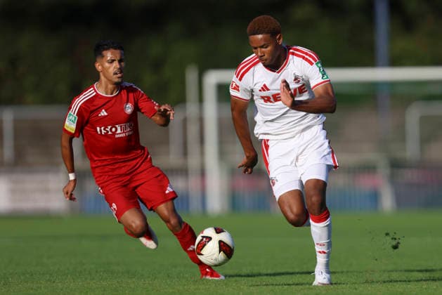 Maik Nelson Afri Akumu (1. FC Köln) in Aktion, am Ball, Einzelaktion waehrend des Testspiels zwischen 1. FC Köln und SV Bergisch Gladbach 09, Belkaw Arena am 23. July 2026 in Bergisch Gladbach, Deutschland. (Foto von Oliver Kaelke DeFodi Images) +++ Maik Nelson Afri Akumu (1. FC Köln) controls the ball during the friendly match between 1. FC Köln and SV Bergisch Gladbach 09 at Belkaw Arena on July 23, 2026 in Bergisch Gladbach, Germany. (Photo by Oliver Kaelke DeFodi Images) (Photo by Oliver Kaelke DeFodi Images) - *** Maik Nelson Afri Akumu of 1 FC Köln in action, on the ball, making a solo run during the friendly match between 1 FC Köln and SV Bergisch Gladbach 09 at Belkaw Arena on July 23, 2026, in Bergisch Gladbach, Germany Photo by Oliver Kaelke DeFodi Images Maik Nelson Afri Akumu of 1 FC Köln controls the ball during the friendly match between 1 FC Köln and SV Bergisch Gladbach 09 at Belkaw Arena on July 23, 2026 in Bergisch Gladbach, Germany Photo by Oliver Kaelke DeFodi Images Photo by Oliver Kaelke DeFodi Images