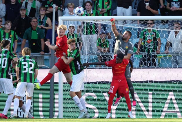 GÖTEBORG, SVERIGE 20260723 Gais malvakt Mergim Krasniqi boxar undan bollen under onsdagens kval till till Conference League, första matchen, mellan Gais och FC Nordsjaelland pa Gamla Ullevi. GÖTEBORG SVERIGE x9200x *** GOTHENBURG, SWEDEN 20260723 GAIS goalkeeper Mergim Krasniqi punches the ball away during Wednesday s Conference League qualifier, the first leg, between GAIS and FC Nordsjælland at Gamla Ullevi, GOTHENBURG, SWEDEN x9200x  Copyright: xAdamxIhse TTx CONFERENCE LEAGUE KVAL GAIS-NORDSJÄLLAND