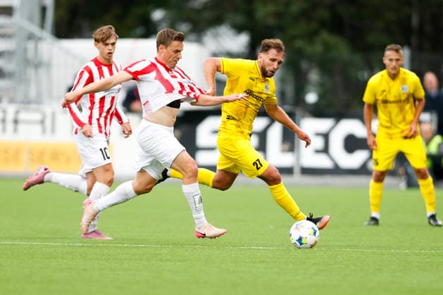 Europaligaen menn, 2. kvalifiseringsrunde 1. kamp 2026: Tromso - Hradec KralovÃ Tromso 20260723. Tromsos Ruben Yttergard Jenssen i duell med Hradec KralovÃ s Daniel Trubac under kampen i Europaligaen i fotball mellom Tromso og Hradec KralovÃ pa Romssa Arena. Foto: Rune Stoltz Bertinussen NTB Tromso Norge EDITORIAL USE ONLY. RESTRICTED USE FOR BETTING COMPANIES Ref:_SPOWxXHzxEB-M4.jpg *** Europa League Men, 2nd Qualifying Round, Match 1, 2026, Tromsø vs. Hradec Králové, Tromsø, July 23, 2026. Tromsø’s Ruben Yttergard Jenssen battles Hradec Králové’s Daniel Trubac during the Europa League soccer match between TTromsø and Hradec Králové at Romssa Arena. Photo: Rune Stoltz Bertinussen, NTB, Tromsø, Norway. EDITORIAL USE ONLY. RESTRICTED USE FOR BETTING COMPANIES  Copyright: xRunexStoltzxBertinussenx xNTBx