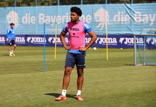 Fussball, Herren, Regionalliga Bayern, Saison 2026 2027, TSV 1860 München, Training Arian Ortivero Calderon (TSV 1860 München) stehend mit Leibchen auf dem Trainingsplatz *** Soccer, Men s, Bavarian Regional League, 2026–2027 Season, TSV 1860 Munich, Arian Ortivero Calderon of TSV 1860 Munich standing on the practice field wearing a training jersey