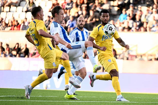 Lassi Lappalainen (C) and Teemu Pukki (behind) of HJK and Ben Doherty (L) and Kodi Lyons-Foster of Coleraine during UEFA Conference League match HJK - Coleraine in Helsinki, Finland on July 23, 2026. - MIKKO STIG Helsinki Finland HFkXNsR6Ojk  Copyright: xMikkoxStigx HFkXNsR6Ojk