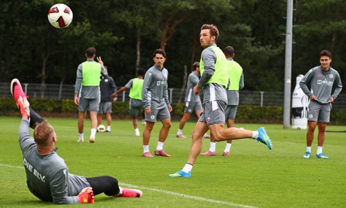 23.07.2026, NED, Fußball, Herren, 1. Bundesliga, Saison 2026 2027, Trainingslager, Rasenplatz, SV Elversberg Lukas Petkov ( SV Elversberg 25 ) erzielt ein Tor gegen Torwart Nicolas Kristof ( SV Elversberg 20 ) Stroe Rasenplatz Gelderland Niederlande *** July 23, 2026, NED, Soccer, Men s, 1st Bundesliga, 2026–2027 season, training camp, grass field, SV Elversberg Lukas Petkov (SV Elversberg 25) scores a goal against goalkeeper Nicolas Kristof (SV Elversberg 20) in Stroe on a grass field in Gelderland, Netherlands Copyright: xNordphotox xSMx