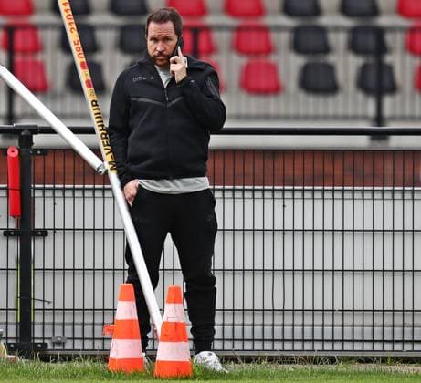 23.07.2026, NED, Fußball, Herren, 1. Bundesliga, Saison 2026 2027, Trainingslager, Rasenplatz, SV Elversberg Christian Weber ( Sportdirektor SV Elversberg ) an seinem Smartphone beim Telefonieren Stroe Rasenplatz Gelderland Niederlande *** July 23, 2026, NED, Soccer, Men s, 1st Bundesliga, 2026–2027 Season, Training Camp, Grass Field, SV Elversberg Christian Weber, Sports Director of SV Elversberg, talking on his smartphone at Stroe Grass Field, Gelderland, Netherlands Copyright: xNordphotox xSMx