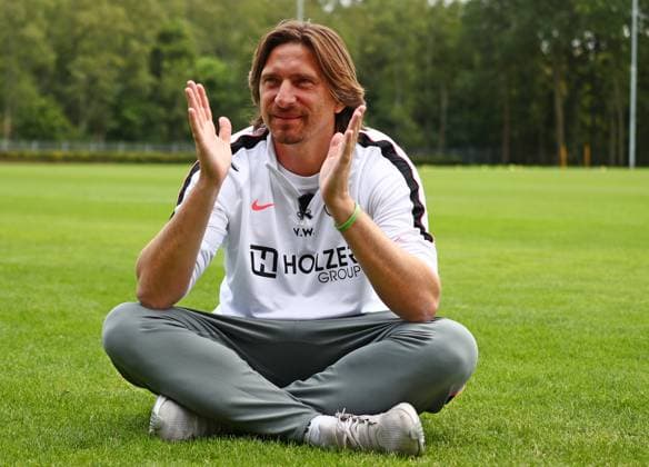 23.07.2026, NED, Fußball, Herren, 1. Bundesliga, Saison 2026 2027, Trainingslager, Rasenplatz, SV Elversberg Vincent Wagner ( Cheftrainer SV Elversberg ) beim Interview mit dem SR Saarländischen Rundfunk, er stellte eine Holzbank weg und setzte sich direkt auf den Rasen, weil das besser findet und es seine Bodenständigkeit und Herzlichkeit besser ausdrückt Stroe Rasenplatz Gelderland Niederlande *** July 23, 2026, NED, Soccer, Men s, 1. Bundesliga, 2026–2027 Season, Training camp, grass field, SV Elversberg Vincent Wagner, head coach of SV Elversberg, during an interview with SR Saarländischer Rundfunk; he moved a wooden bench aside and sat directly on the grass because he thinks it’s better and better expresses his down-to-earth nature and warmth Stroe, grass field, Gelderland, Netherlands Copyright: xNordphotox xSMx