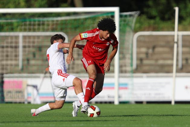 Patrik Kristal (1. FC Köln) und Eliot Albert (SV Bergisch Gladbach 09) im Zweikampf waehrend des Testspiels zwischen 1. FC Köln und SV Bergisch Gladbach 09, Belkaw Arena am 23. July 2026 in Bergisch Gladbach, Deutschland. (Foto von Oliver Kaelke DeFodi Images) +++ Patrik Kristal (1. FC Köln) und Eliot Albert (SV Bergisch Gladbach 09) battle for the ball during the friendly match between 1. FC Köln and SV Bergisch Gladbach 09 at Belkaw Arena on July 23, 2026 in Bergisch Gladbach, Germany. (Photo by Oliver Kaelke DeFodi Images) (Photo by Oliver Kaelke DeFodi Images) - *** Patrik Kristal of 1 FC Köln and Eliot Albert of SV Bergisch Gladbach 09 battle for the ball during the friendly match between 1 FC Köln and SV Bergisch Gladbach 09 at Belkaw Arena on July 23, 2026, in Bergisch Gladbach, Germany Photo by Oliver Kaelke, DeFodi Images Patrik Kristal of 1 FC Köln and Eliot Albert of SV Bergisch Gladbach 09 battle for the ball during the friendly match between 1 FC Köln and SV Bergisch Gladbach 09 at Belkaw Arena on July 23, 2026 in Bergisch Gladbach, Germany Photo by Oliver Kaelke DeFodi Images Photo by Oliver Kaelke DeFodi Images