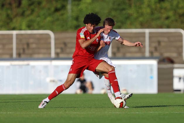 Eliot Albert (SV Bergisch Gladbach 09) und Marius Bülter (1. FC Köln) im Zweikampf waehrend des Testspiels zwischen 1. FC Köln und SV Bergisch Gladbach 09, Belkaw Arena am 23. July 2026 in Bergisch Gladbach, Deutschland. (Foto von Oliver Kaelke DeFodi Images) +++ Eliot Albert (SV Bergisch Gladbach 09) und Marius Bülter (1. FC Köln) battle for the ball during the friendly match between 1. FC Köln and SV Bergisch Gladbach 09 at Belkaw Arena on July 23, 2026 in Bergisch Gladbach, Germany. (Photo by Oliver Kaelke DeFodi Images) (Photo by Oliver Kaelke DeFodi Images) - *** Eliot Albert of SV Bergisch Gladbach 09 and Marius Bülter of 1 FC Köln battle for the ball during the friendly match between 1 FC Köln and SV Bergisch Gladbach 09 at Belkaw Arena on July 23, 2026, in Bergisch Gladbach, Germany. Photo by Oliver Kaelke, DeFodi Images. Eliot Albert of SV Bergisch Gladbach 09 and Marius Bülter of 1 FC Köln battle for the ball during the friendly match between 1 FC Köln and SV Bergisch Gladbach 09 at Belkaw Arena on July 23, 2026 in Bergisch Gladbach, Germany Photo by Oliver Kaelke DeFodi Images Photo by Oliver Kaelke DeFodi Images