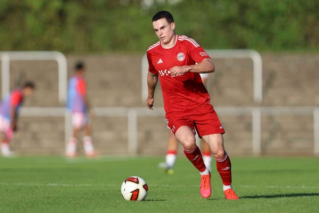 Artem Belousov (SV Bergisch Gladbach 09) in Aktion, am Ball, Einzelaktion waehrend des Testspiels zwischen 1. FC Köln und SV Bergisch Gladbach 09, Belkaw Arena am 23. July 2026 in Bergisch Gladbach, Deutschland. (Foto von Oliver Kaelke DeFodi Images) +++ Artem Belousov (SV Bergisch Gladbach 09) controls the ball during the friendly match between 1. FC Köln and SV Bergisch Gladbach 09 at Belkaw Arena on July 23, 2026 in Bergisch Gladbach, Germany. (Photo by Oliver Kaelke DeFodi Images) (Photo by Oliver Kaelke DeFodi Images) - *** Artem Belousov of SV Bergisch Gladbach 09 in action, on the ball, making a solo run during the friendly match between 1 FC Köln and SV Bergisch Gladbach 09 at Belkaw Arena on July 23, 2026, in Bergisch Gladbach, Germany. Photo by Oliver Kaelke, DeFodi Images. Artem Belousov of SV Bergisch Gladbach 09 controls the ball during the friendly match between 1 FC Köln and SV Bergisch Gladbach 09 at Belkaw Arena on July 23, 2026 in Bergisch Gladbach, Germany Photo by Oliver Kaelke DeFodi Images Photo by Oliver Kaelke DeFodi Images