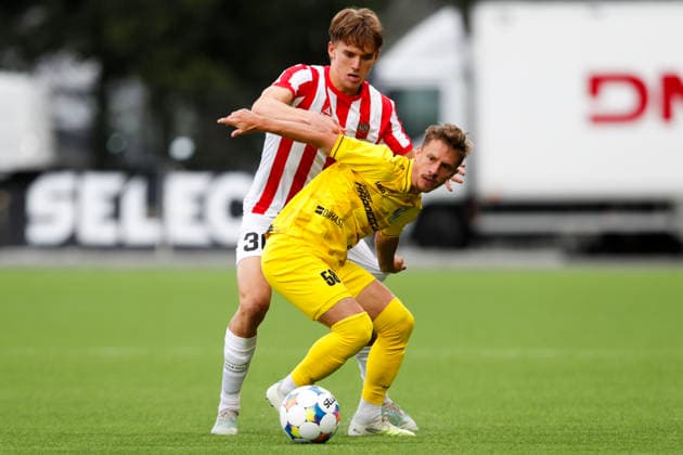 Europaligaen menn, 2. kvalifiseringsrunde 1. kamp 2026: Tromso - Hradec KralovÃ Tromso 20260723. Tromsos Isak Vadebu i duell med Hradec KralovÃ s Adam Vlkanova under kampen i Europaligaen i fotball mellom Tromso og Hradec KralovÃ pa Romssa Arena. Foto: Rune Stoltz Bertinussen NTB Tromso Norge EDITORIAL USE ONLY. RESTRICTED USE FOR BETTING COMPANIES Ref:_SPOY8QbKjO68ds.jpg *** Men s Europa League, 2nd Qualifying Round, Match 1, 2026, Tromsø vs. Hradec Králové, Tromsø, July 23, 2026. Tromsø’s Isak Vadebu battles Hradec Králové’s Adam Vlkanova during the Europa League soccer match between TTromsø and Hradec Králové at Romssa Arena. Photo: Rune Stoltz Bertinussen, NTB, Tromsø, Norway. EDITORIAL USE ONLY. RESTRICTED USE FOR BETTING COMPANIES  Copyright: xRunexStoltzxBertinussenx xNTBx