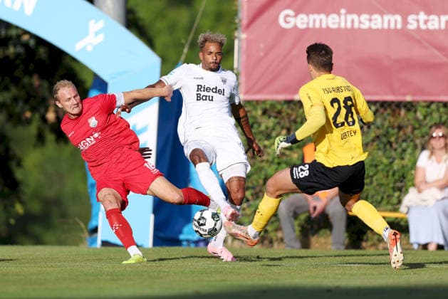 23.07.2026, Herren, Fussball, Saison 2026 2027, Regionalliga Bayern, 1. Spieltag: TSV Aubstadt - 1. FC Schweinfurt 1905 v.li. Steffen Behr ( 16, TSV Aubstadt), Michael Dellinger ( 10, 1. FC Schweinfurt 1905), Vladyslav Vertiei ( 28, TSV Aubstadt) Sulzfeld Schulstadion Aubstadt (NGN Arena) Bayern Deutschland *** July 23, 2026, Men s, Soccer, 2026–2027 Season, Bavarian Regional League, Matchday 1: TSV Aubstadt vs. 1 FC Schweinfurt 1905 (from left): Steffen Behr 16, TSV Aubstadt, Michael Dellinger 10, 1 FC Schweinfurt 1905, Vladyslav Vertiei 28, TSV Aubstadt Sulzfeld Schulstadion Aubstadt NGN Arena Bavaria, Germany