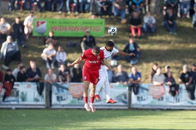 23.07.2026, Herren, Fussball, Saison 2026 2027, Regionalliga Bayern, 1. Spieltag: TSV Aubstadt - 1. FC Schweinfurt 1905 Jacob Engel ( 13, TSV Aubstadt) und Jason Prodanovic ( 17, 1. FC Schweinfurt 1905) Sulzfeld Schulstadion Aubstadt (NGN Arena) Bayern Deutschland *** July 23, 2026, Men s Soccer, 2026–2027 Season, Bavarian Regional League, Matchday 1: TSV Aubstadt 1, FC Schweinfurt 1905 1; Jacob Engel 13, TSV Aubstadt; Jason Prodanovic 17, 1 FC Schweinfurt 1905; Sulzfeld Schulstadion, Aubstadt; NGN Arena, Bavaria, Germany