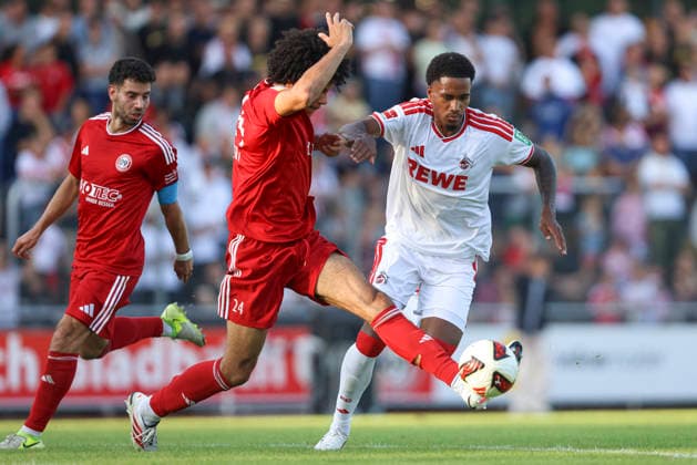 Eliot Albert (SV Bergisch Gladbach 09) und Youssoupha Niang (1. FC Köln) im Zweikampf waehrend des Testspiels zwischen 1. FC Köln und SV Bergisch Gladbach 09, Belkaw Arena am 23. July 2026 in Bergisch Gladbach, Deutschland. (Foto von Oliver Kaelke DeFodi Images) +++ Eliot Albert (SV Bergisch Gladbach 09) und Youssoupha Niang (1. FC Köln) battle for the ball during the friendly match between 1. FC Köln and SV Bergisch Gladbach 09 at Belkaw Arena on July 23, 2026 in Bergisch Gladbach, Germany. (Photo by Oliver Kaelke DeFodi Images) (Photo by Oliver Kaelke DeFodi Images) - *** Eliot Albert of SV Bergisch Gladbach 09 and Youssoupha Niang of 1 FC Köln battle for the ball during the friendly match between 1 FC Köln and SV Bergisch Gladbach 09 at Belkaw Arena on July 23, 2026, in Bergisch Gladbach, Germany. Photo by Oliver Kaelke, DeFodi Images. Eliot Albert of SV Bergisch Gladbach 09 and Youssoupha Niang of 1 FC Köln battle for the ball during the friendly match between 1 FC Köln and SV Bergisch Gladbach 09 at Belkaw Arena on July 23, 2026 in Bergisch Gladbach, Germany Photo by Oliver Kaelke DeFodi Images Photo by Oliver Kaelke DeFodi Images
