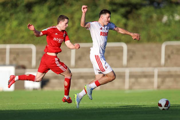 Artem Belousov (SV Bergisch Gladbach 09) und Luka Lochoshvili (1. FC Köln) im Zweikampf waehrend des Testspiels zwischen 1. FC Köln und SV Bergisch Gladbach 09, Belkaw Arena am 23. July 2026 in Bergisch Gladbach, Deutschland. (Foto von Oliver Kaelke DeFodi Images) +++ Artem Belousov (SV Bergisch Gladbach 09) und Luka Lochoshvili (1. FC Köln) battle for the ball during the friendly match between 1. FC Köln and SV Bergisch Gladbach 09 at Belkaw Arena on July 23, 2026 in Bergisch Gladbach, Germany. (Photo by Oliver Kaelke DeFodi Images) (Photo by Oliver Kaelke DeFodi Images) - *** Artem Belousov of SV Bergisch Gladbach 09 and Luka Lochoshvili of 1 FC Köln battle for the ball during the friendly match between 1 FC Köln and SV Bergisch Gladbach 09 at Belkaw Arena on July 23, 2026, in Bergisch Gladbach, Germany Photo by Oliver Kaelke DeFodi Images Artem Belousov of SV Bergisch Gladbach 09 and Luka Lochoshvili of 1 FC Köln battle for the ball during the friendly match between 1 FC Köln and SV Bergisch Gladbach 09 at Belkaw Arena on July 23, 2026 in Bergisch Gladbach, Germany Photo by Oliver Kaelke DeFodi Images Photo by Oliver Kaelke DeFodi Images