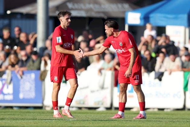 23.07.2026, Herren, Fussball, Saison 2026 2027, Regionalliga Bayern, 1. Spieltag: TSV Aubstadt - 1. FC Schweinfurt 1905 Torjubel, Pascal Moll ( 20, TSV Aubstadt) und Severo Sturm ( 11, TSV Aubstadt) Sulzfeld Schulstadion Aubstadt (NGN Arena) Bayern Deutschland *** July 23, 2026, Men s Soccer, 2026–2027 Season, Bavarian Regional League, Matchday 1: TSV Aubstadt 1, FC Schweinfurt 1905 1 – Goal celebration, Pascal Moll 20, TSV Aubstadt, and Severo Sturm 11, TSV Aubstadt; Sulzfeld School Stadium, Aubstadt; NGN Arena, Bavaria, Germany