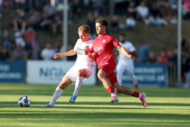 23.07.2026, Herren, Fussball, Saison 2026 2027, Regionalliga Bayern, 1. Spieltag: TSV Aubstadt - 1. FC Schweinfurt 1905 Gil Ebner ( 8, 1. FC Schweinfurt 1905) und Marcel Fischer ( 30, TSV Aubstadt) Sulzfeld Schulstadion Aubstadt (NGN Arena) Bayern Deutschland *** July 23, 2026, Men s Soccer, 2026–2027 Season, Bavarian Regional League, Matchday 1: TSV Aubstadt 1, FC Schweinfurt 1905; Gil Ebner 8, FC Schweinfurt 1905; and Marcel Fischer 30, TSV Aubstadt; Sulzfeld; Schulstadion Aubstadt; NGN Arena; Bavaria, Germany