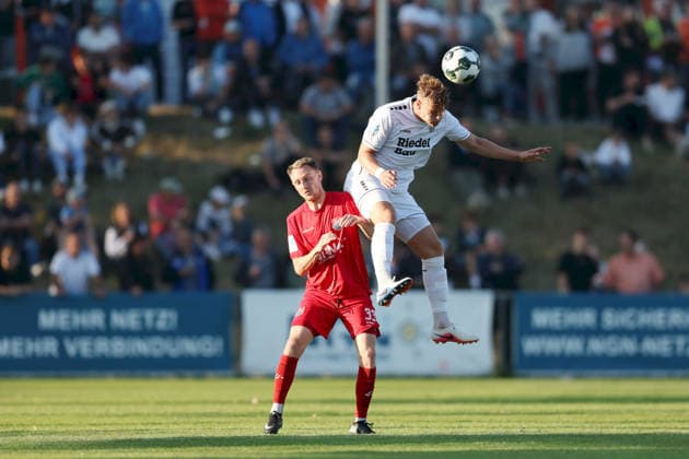 23.07.2026, Herren, Fussball, Saison 2026 2027, Regionalliga Bayern, 1. Spieltag: TSV Aubstadt - 1. FC Schweinfurt 1905 Joshua Endres ( 33, TSV Aubstadt) und Kevin Frisorger ( 4, 1. FC Schweinfurt 1905) Sulzfeld Schulstadion Aubstadt (NGN Arena) Bayern Deutschland *** July 23, 2026, Men s Soccer, 2026–2027 Season, Bavarian Regional League, Matchday 1: TSV Aubstadt vs. 1 FC Schweinfurt 1905. Joshua Endres (33), TSV Aubstadt, and Kevin Frisorger (4), 1 FC Schweinfurt 1905 Sulzfeld Schulstadion Aubstadt NGN Arena Bavaria Germany