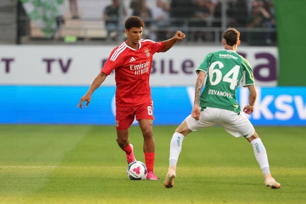 Alexander Bah (S.L.Benfica), Mihailo Stevanovic (FC St.Gallen) in action, with the ball during the UEFA Europa League second qualifying round 2026 27 first-leg match St.Gallen - SL Benfica at Sitterstadion in St. Gallen, Switzerland, July 23, 2026 *** Alexander Bah of SL Benfica and Mihailo Stevanovic of FC St. Gallen in action with the ball during the first leg of the 2026–27 UEFA Europa League second qualifying round match between St. Gallen and SL Benfica at Sitterstadion in St. Gallen, Switzerland, on July 23, 2026 Copyright: HMBxMedia JoaquimxFerreira