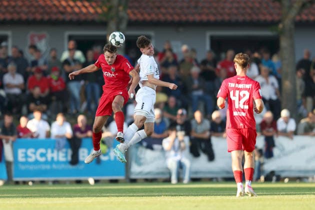 23.07.2026, Herren, Fussball, Saison 2026 2027, Regionalliga Bayern, 1. Spieltag: TSV Aubstadt - 1. FC Schweinfurt 1905 Max Grimm ( 9, TSV Aubstadt) und Nicolas Pfarr ( 26, 1. FC Schweinfurt 1905) Sulzfeld Schulstadion Aubstadt (NGN Arena) Bayern Deutschland *** July 23, 2026, Men s Soccer, 2026–2027 Season, Bavarian Regional League, Matchday 1: TSV Aubstadt 1, FC Schweinfurt 1905 1; Max Grimm 9 (TSV Aubstadt) and Nicolas Pfarr 26 (1 FC Schweinfurt 1905); Sulzfeld Schulstadion, Aubstadt, NGN Arena, Bavaria, Germany