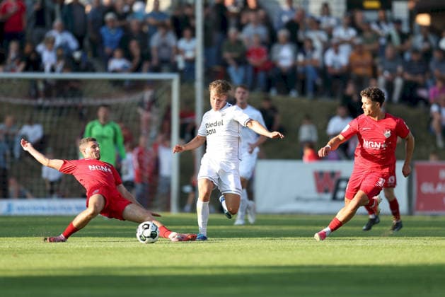 23.07.2026, Herren, Fussball, Saison 2026 2027, Regionalliga Bayern, 1. Spieltag: TSV Aubstadt - 1. FC Schweinfurt 1905 v.li. Jacob Engel ( 13, TSV Aubstadt), Gil Ebner ( 8, 1. FC Schweinfurt 1905), Marcel Fischer ( 30, TSV Aubstadt) Sulzfeld Schulstadion Aubstadt (NGN Arena) Bayern Deutschland *** July 23, 2026, Men s, Soccer, 2026–2027 Season, Bavarian Regional League, Matchday 1: TSV Aubstadt 1 – FC Schweinfurt 1905 v li Jacob Engel 13, TSV Aubstadt, Gil Ebner 8, 1 FC Schweinfurt 1905, Marcel Fischer 30, TSV Aubstadt, Sulzfeld, Schulstadion Aubstadt, NGN Arena, Bavaria, Germany